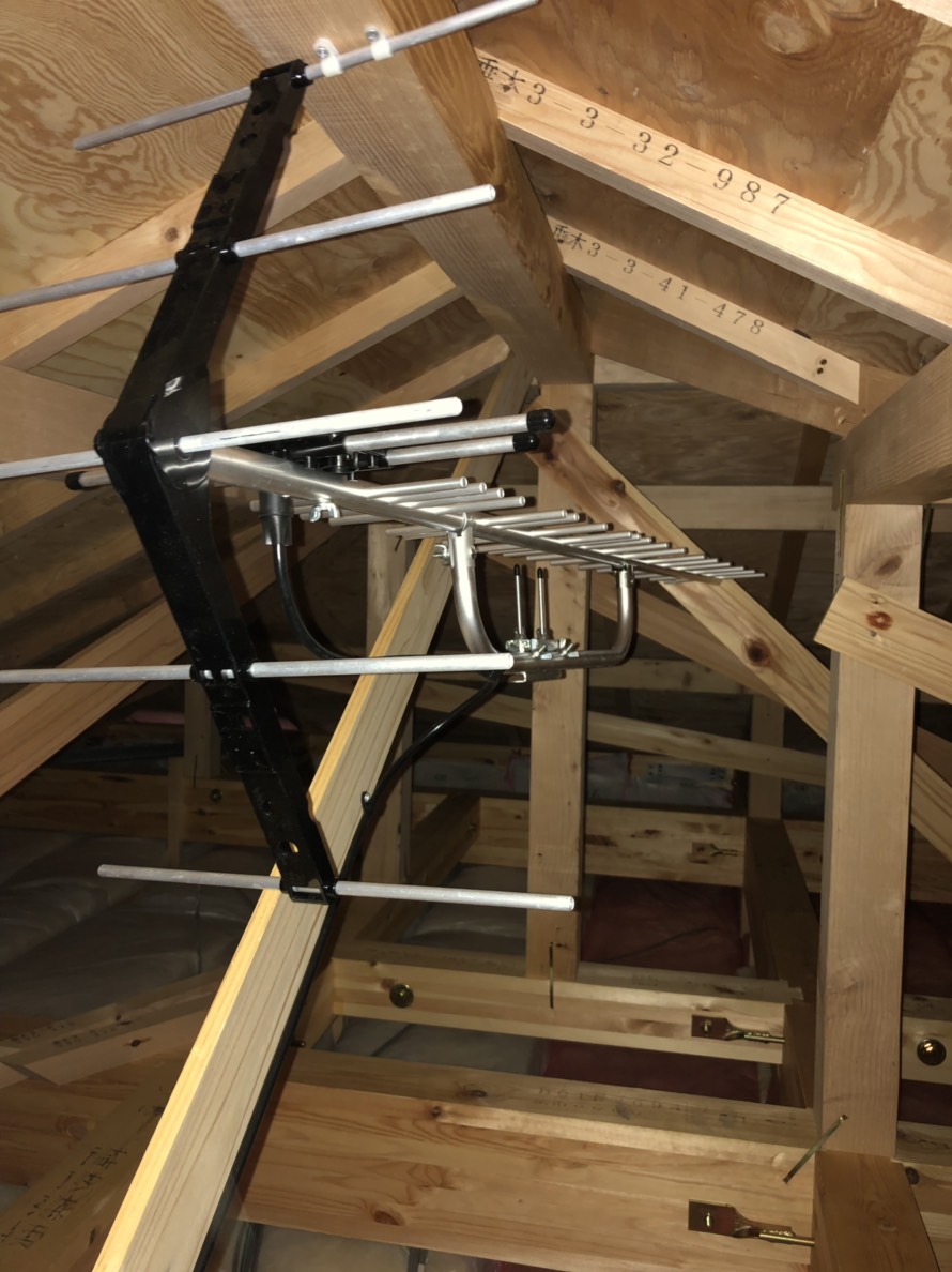 屋根裏設置した八木式アンテナ