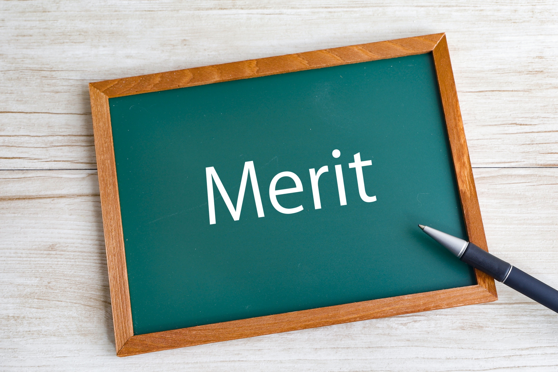 「Merit」と書かれたボード