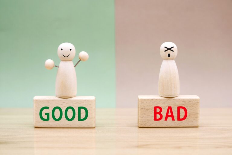 「GOOD」「BAD」という文字と人形